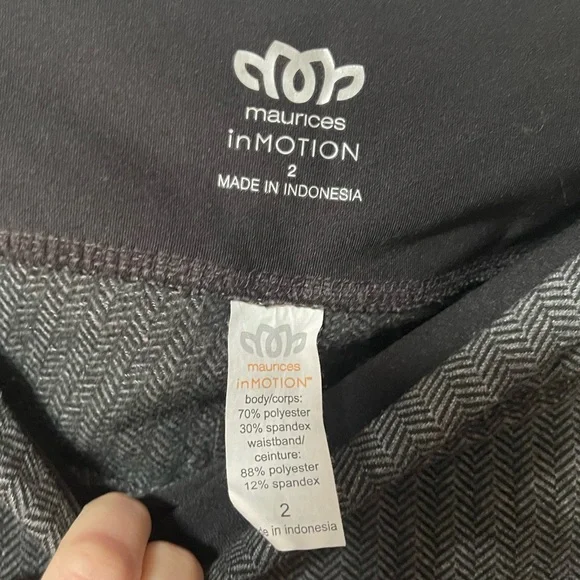 MAURICES In Motion Leggings Grey/Black pattern Plus
Size 2 - Picture 5 of 5
